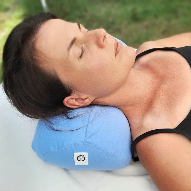 poduszka terapeutyczna do snu zapewniająca stabilne podparcie szyi